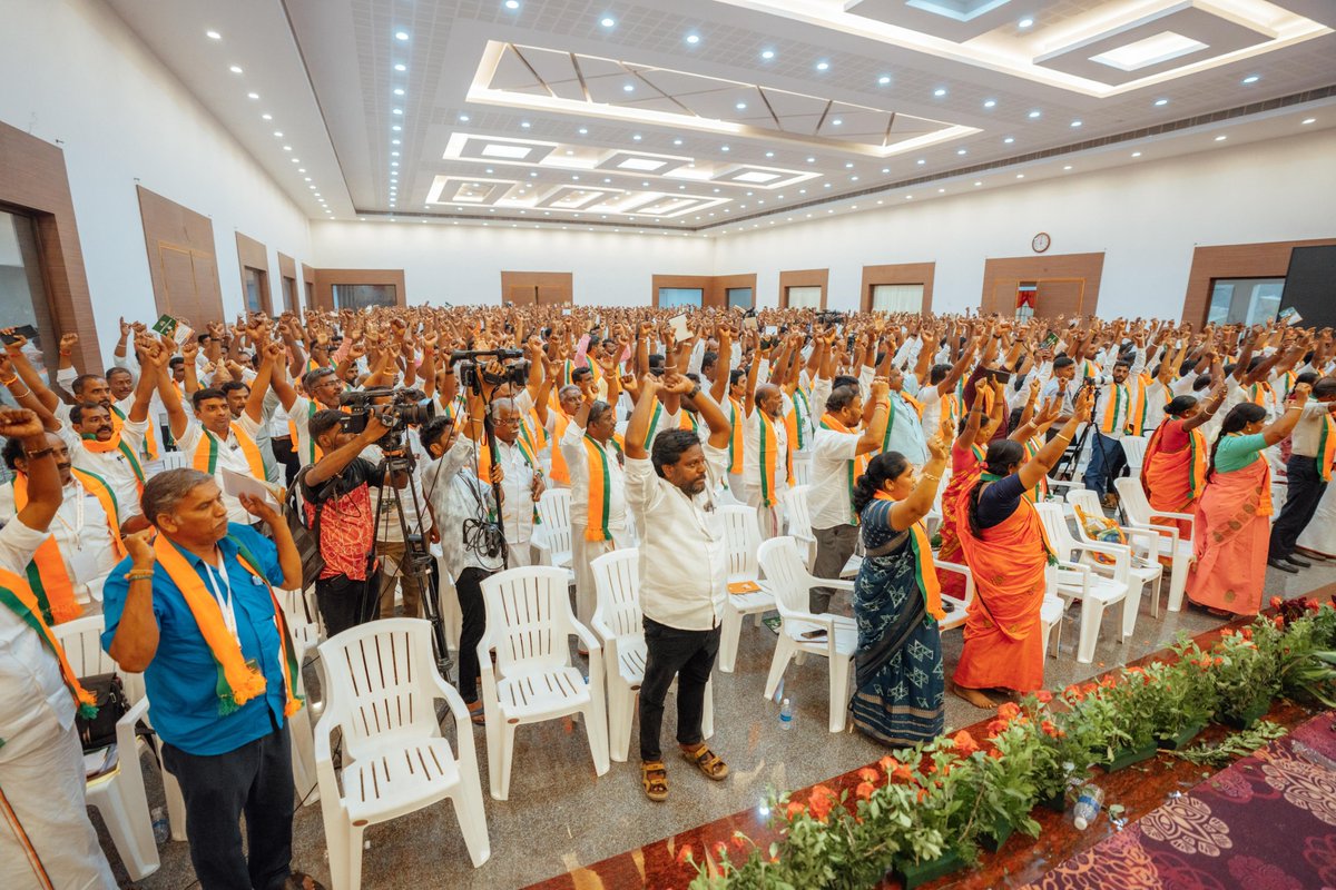 annamalai_k's tweet photo. தமிழக மக்களின் எண்ணங்களைப் பிரதிபலிக்கும் வகையில் #தமிழகம்_மீட்போம், தளராது உழைப்போம் என்ற பிரகடனம் நேற்று திருப்பூர் மாவட்டம் பெருமாநல்லூரில் நடைபெற்ற, @BJP4Tamilnadu மாநில நிர்வாகிகள், மாவட்டத் தலைவர்கள் மற்றும் மண்டல் தலைவர்கள் ஆலோசனைக் கூட்டத்தில் வெளியிடப்பட்டது. 

- தமிழகத்தில் அநீதி, அராஜகம், வன்முறை மற்றும் லஞ்ச ஊழல் நிறைந்த திமுக ஆட்சியை அகற்றி தமிழகத்தை மீட்போம்.  

- ஊழலற்ற குற்றமற்ற போதையற்ற இயற்கை வளங்கள் சுரண்டலற்ற, அறத்தின் ஆட்சியை அமைப்போம். 

- அனைத்து துறைகளிலும் வளர்ச்சிபெற்ற, பாரதத்தின் முதன்மையான மாநிலமாகத் தமிழகத்தை மாற்றுவோம். எல்லோருக்கும் எல்லாமும் கிடைக்கும் சமத்துவ சமூக சமநீதியை நிலை நாட்டுவோம். 

இதுவே நமது லட்சியம்!