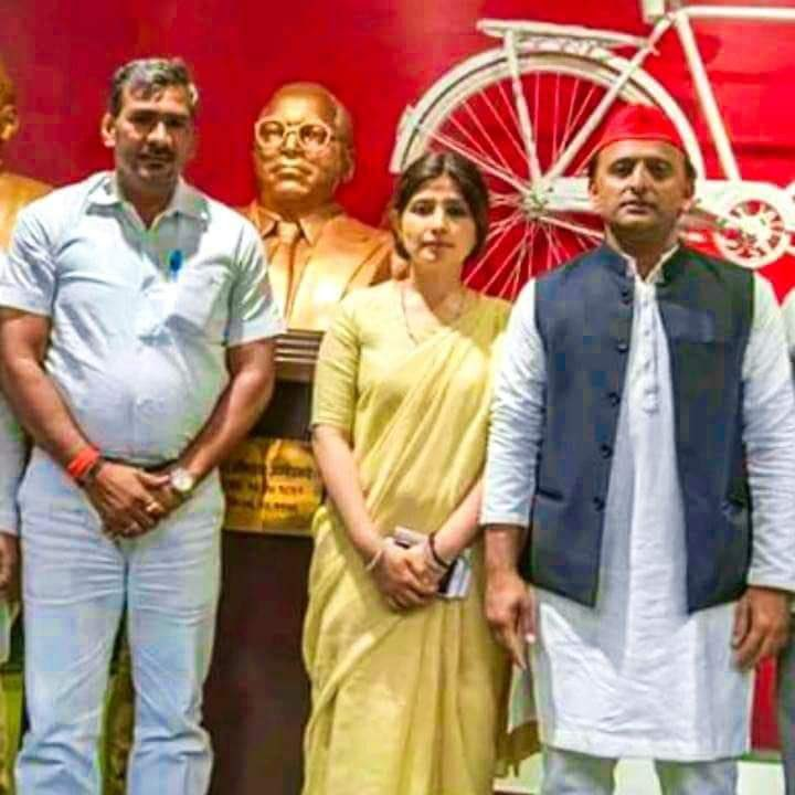 IAbhay_Pratap's tweet photo. ये नवाब सिंह यादव है जो नाबालिग बच्ची के साथ रेप करते हुए पकड़ा गया है.

नवाब सिंह यादव सपा मुखिया अखिलेश यादव का मित्र है और डिंपल यादव का करीबी है.

डिंपल यादव जब कन्नौज की सांसद थी तो उन्होंने नवाब सिंह यादव को अपना सांसद प्रतिनिधि बनाया था.

इस घटना पर अखिलेश यादव और डिंपल यादव दोनों चुप हैं. पता नहीं क्यों चुप हैं ?