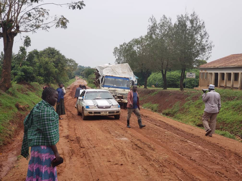 DailyMonitor's tweet photo. Traffic along Yumbe-Moyo road has been paralyzed after a bus skid off the muddy road section near Kochi trading centre in Yumbe District, blocking off other motorists and road users. 
#MonitorUpdates

📸 Scovin Iceta https://t.co/ImLDa0ohBq