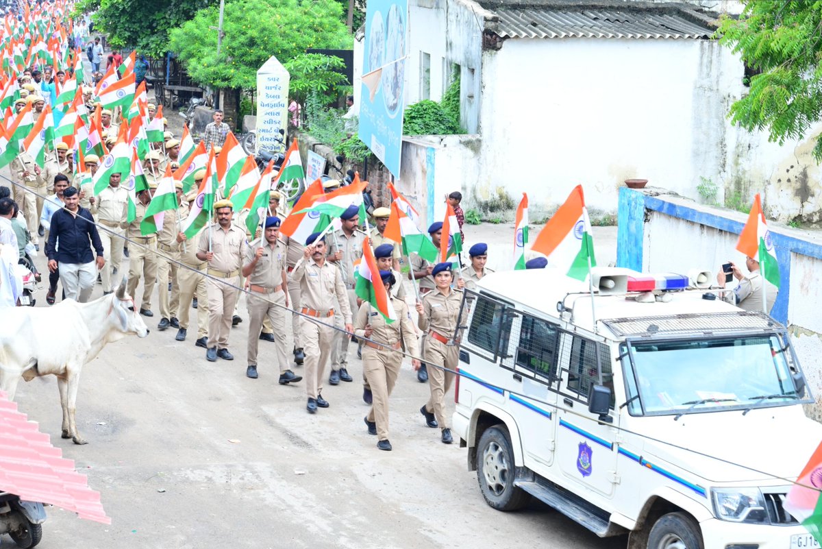 SP Banaskantha (@sp_banaskantha) on Twitter photo બનાસકાંઠા જીલ્લા પોલીસ દ્વારા "હર ઘર તિરંગા" અભિયાન અંતર્ગત તિરંગા યાત્રાનું આયોજન કરવામા આવ્યું. #HarGharTiranga #banaskanthapolice <a href="/dgpgujarat/">DGP Gujarat</a> <a href="/GujaratPolice/">Gujarat Police</a> <a href="/sanghaviharsh/">Harsh Sanghavi</a> <a href="/Bhupendrapbjp/">Bhupendra Patel</a> બનાસકાંઠા જીલ્લા પોલીસ દ્વારા "હર ઘર તિરંગા" અભિયાન અંતર્ગત તિરંગા યાત્રાનું આયોજન કરવામા આવ્યું. #HarGharTiranga #banaskanthapolice <a href="/dgpgujarat/">DGP Gujarat</a> <a href="/GujaratPolice/">Gujarat Police</a> <a href="/sanghaviharsh/">Harsh Sanghavi</a> <a href="/Bhupendrapbjp/">Bhupendra Patel</a>
