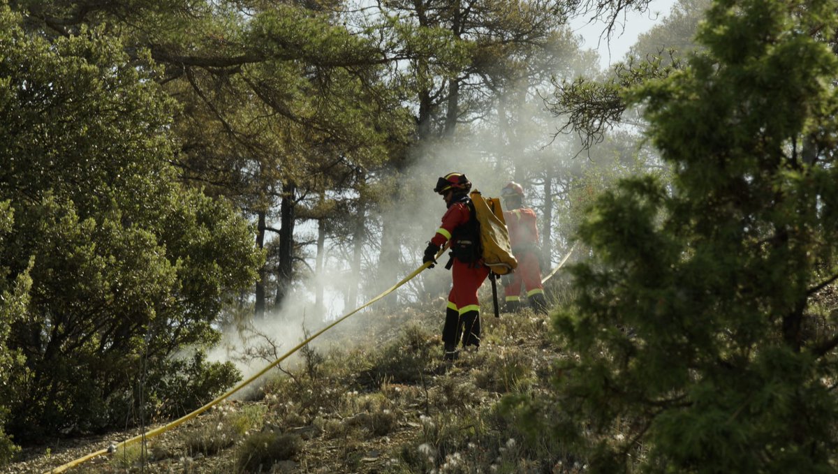 UMEgob's tweet image. #IFCorbalán

Las unidades del #BIEM4 continúan con las misiones asignadas de perimetración con herramienta manual y línea de agua.

Ademas un  🚁  #Cougar HU-27 del #BHELEME @EjercitoTierra se ha sumado a las labores de extinción coordinado por la dirección de extinción.