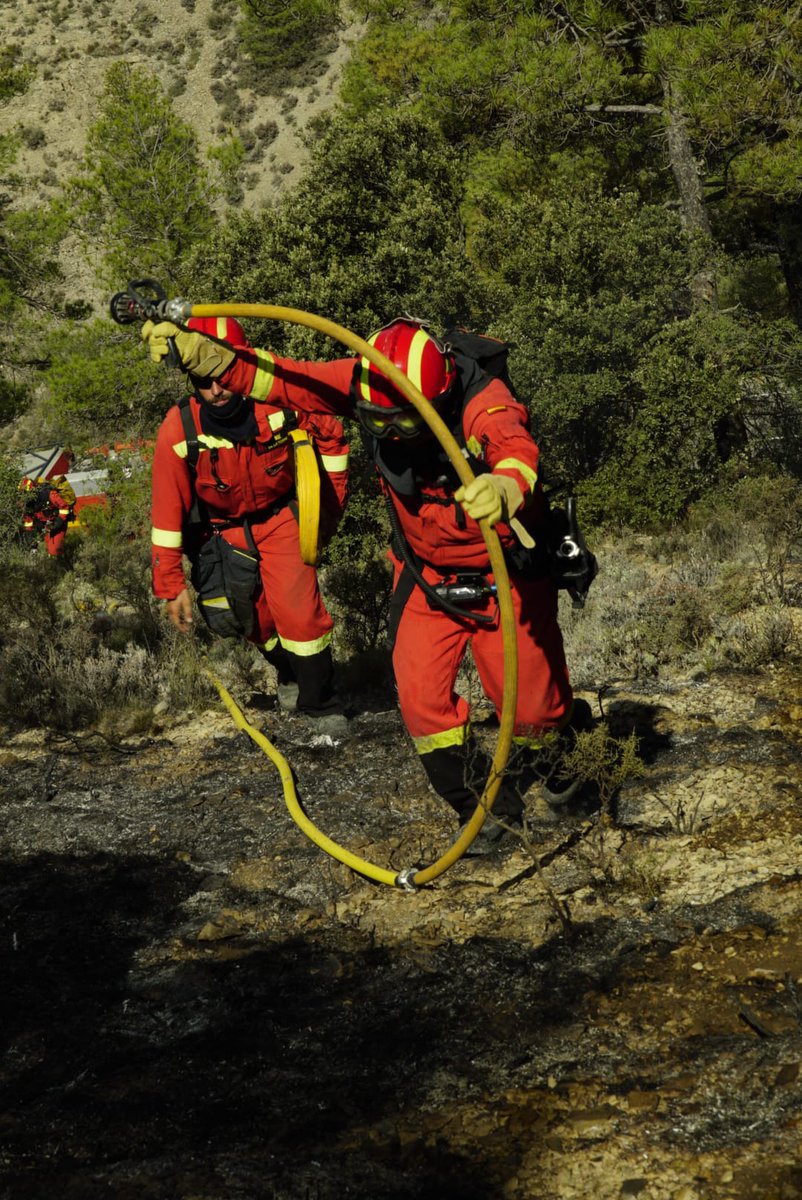 UMEgob's tweet image. #IFCorbalán

Las unidades del #BIEM4 continúan con las misiones asignadas de perimetración con herramienta manual y línea de agua.

Ademas un  🚁  #Cougar HU-27 del #BHELEME @EjercitoTierra se ha sumado a las labores de extinción coordinado por la dirección de extinción.