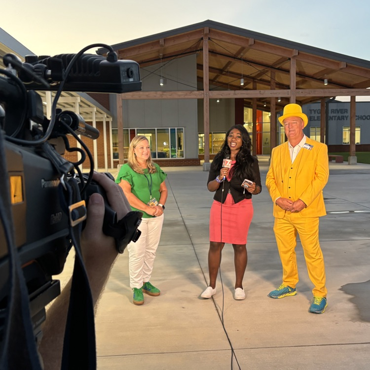 SpartanburgD5's tweet photo. We're live with WSPA at Tyger River Elementary for their very FIRST 1st day of school! πππ We're excited to open this brand new school! π― #WeAreD5 #FirstDayInD5 https://t.co/Z36kRUZ548