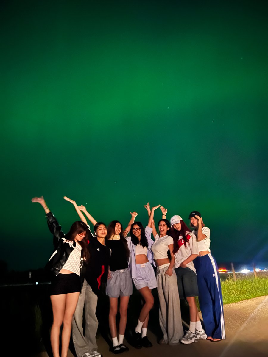 BINI_ph's tweet photo. #BINI : From different spotlights to the northern lights, our BINIyahe shines as brightly as the Aurora Borealis over Edmonton!💖🌌🍁 

May its vibrant glow bring good luck and success to our best girls! ✨🥹

*Insert "Huwag Muna Tayong Umuwi" BGM*
*Insert @bini_aiah* https://t.co/OcVDPZQBZK