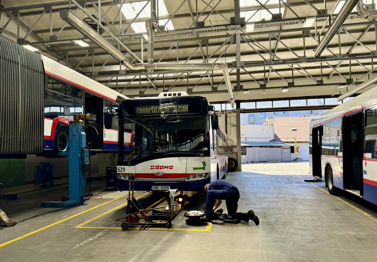 DPMO_official's tweet photo. Makačka při pondělku..💪🏼🚌
.
.
.
#dpmo #svamipocelyzivot #mhd #bus #autobus #solarisbus #olomouc #olomouckykraj #czechrepublic https://t.co/N8DdLyNy6J