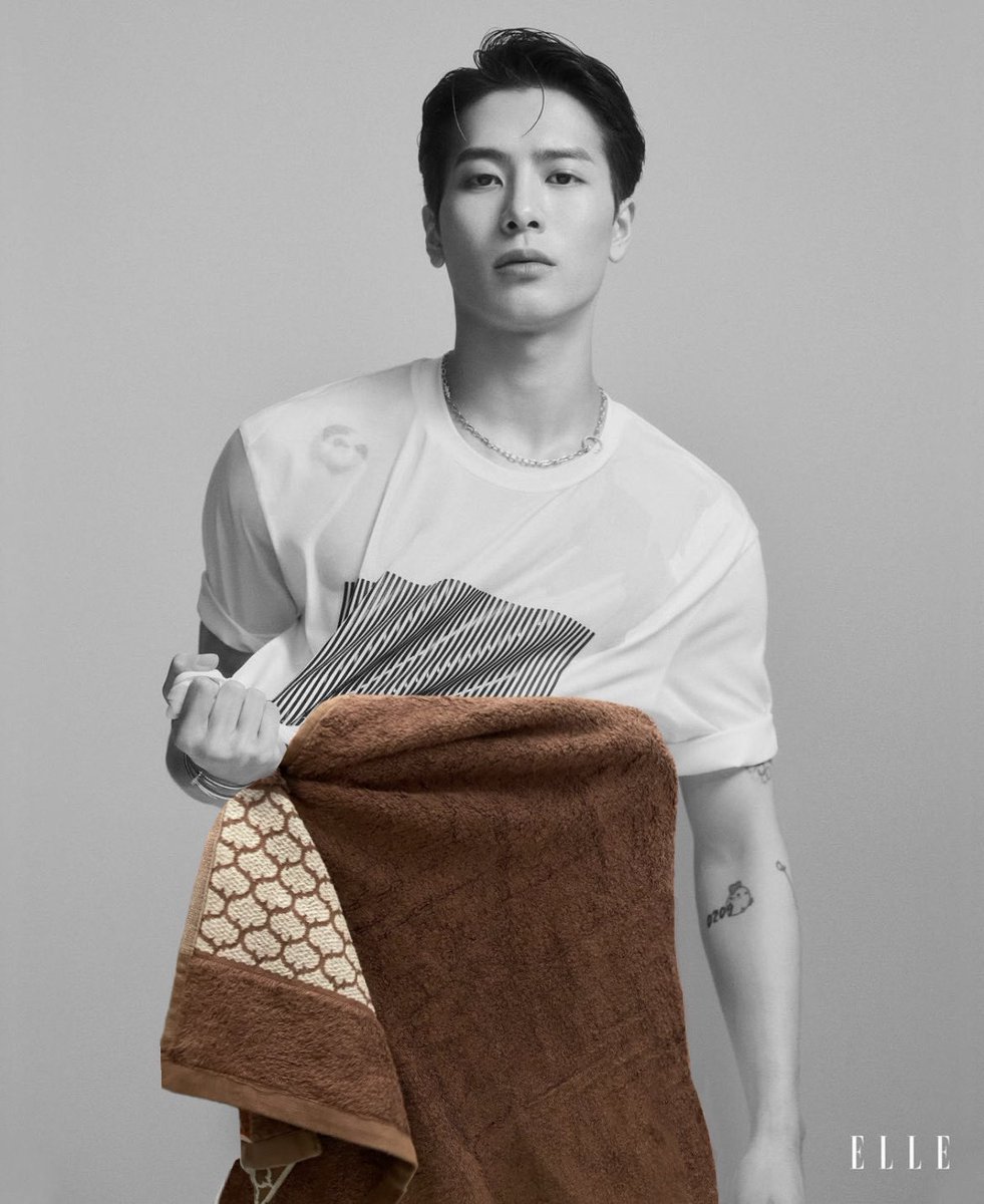 ⱼₒₖₒ : 

Setelah kedinginan karena berpose half shirtless &amp; basah-basahan, saya diselamatkan dengan kehadiran bath towel yang menghangatkan sekaligus mengeringkan saya ini. Much thank you to <a href="/nirvydian/">𝐍𝐈𝐑𝐕𝐀𝐍𝐀.</a> for the giveaway. Bakal dipakai sehabis mandi sampai 10 tahun ke depan. 🥺