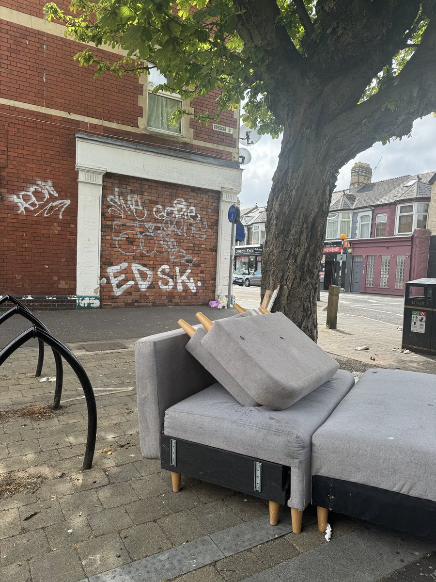 Wizzer10's tweet photo. ⁦@cardiffcouncil⁩ someone has dumped a sofa on Coedcae Street , Grangetown (Day2) https://t.co/gFuz7uvYeV