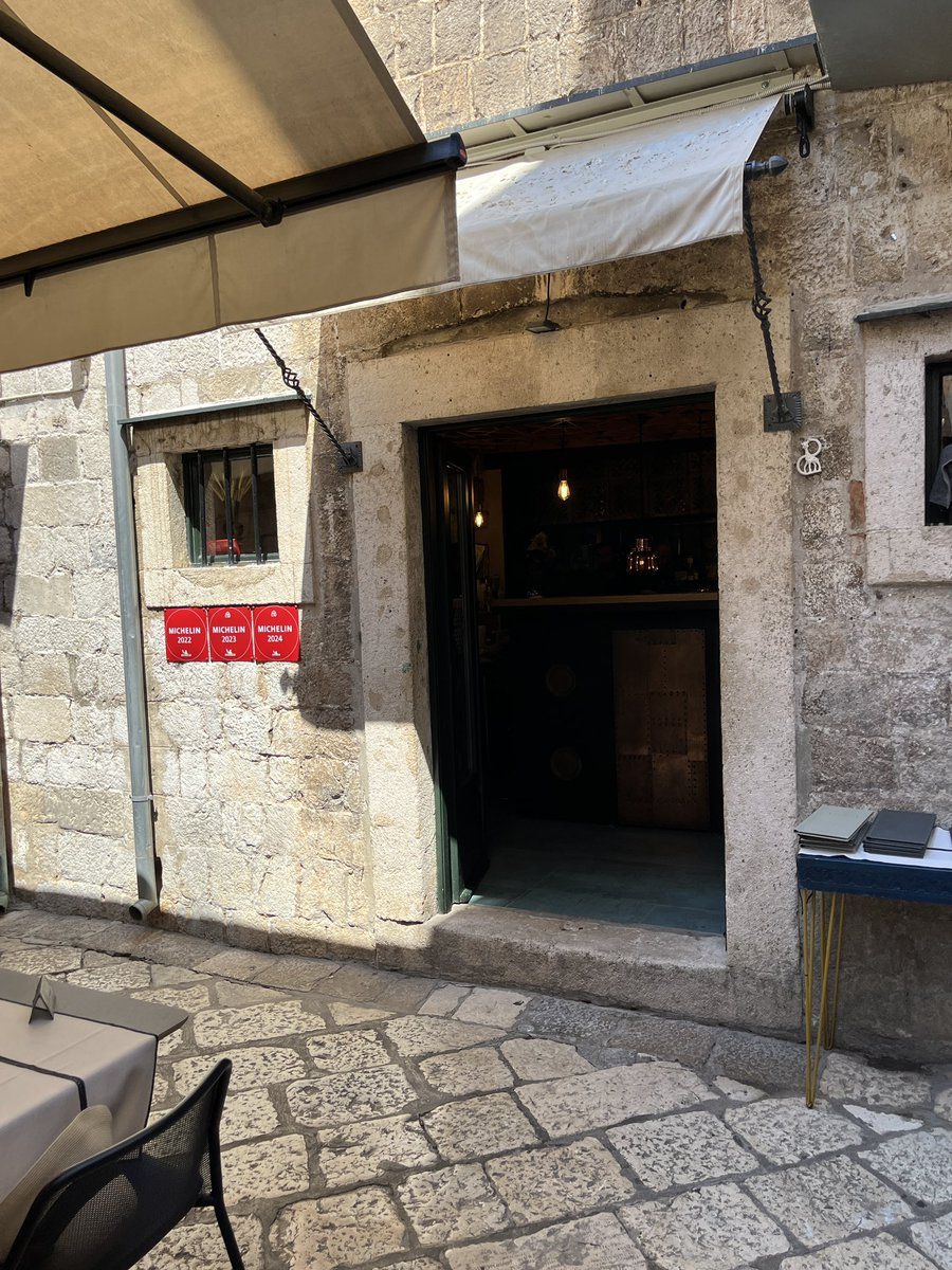 When in Dubrovnik… zjedz coś bośniackiego. Na przykład w świetnej restauracji o mało zachęcającej nazwie Taj Mahal. Na przykład meze z žilavką z bośniackiej Zielonej Góry, czyli Ljubuški.