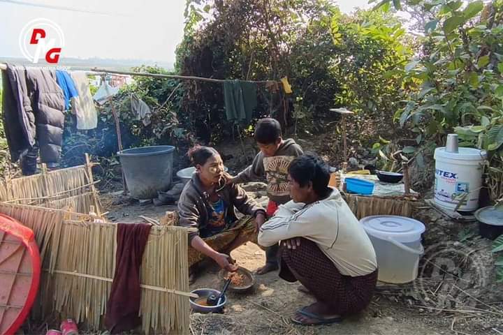 MaungKhinZaw4's tweet photo. Now,thousands of local people who have fled the war from Buthidaung Maungdaw in Arakan State are in need of food and medicine.Shelters are in urgent need of help.@nslwin @tunkhin80 @ShweMaung_MP including abroad Muslims,instead of attacking AA,save those of you who are in trouble https://t.co/5EIGPD7v6E