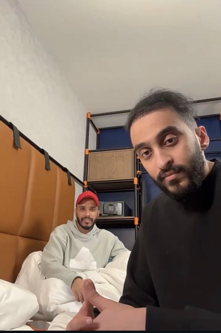 لعيون من يسوى جمـيعَ الخـلايقْ 
الِّي معـاهدني علي الـزين والشينْ

واللي بشـوفه يصـبح الفـكر رايـقْ
الصاحب الِّلي منزله داخل العـينْ

المشكله مدحهم حمل لا شلته ثَقِيلْ 
من ثقلها ما يقدر عليها كبار الْجمَال

<a href="/Drb7h1/">Drb7h</a> | <a href="/Peeeerless/">Peerless | بيرلس</a> ❤️