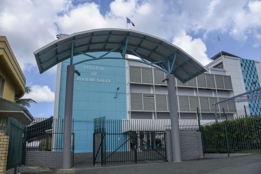 outremers360's tweet image. #NouvelleCalédonie :  le collège de Rivière-Salée accueillera quelque 200 collégiens dès le 19 août pour finir l’année

➡️tinyurl.com/yaprbr8s

➡️ Depuis la rentrée de février, 400 élèves y sont scolarisés pour une capacité de 900 jeunes. La province Sud a décidé de ne pas le…