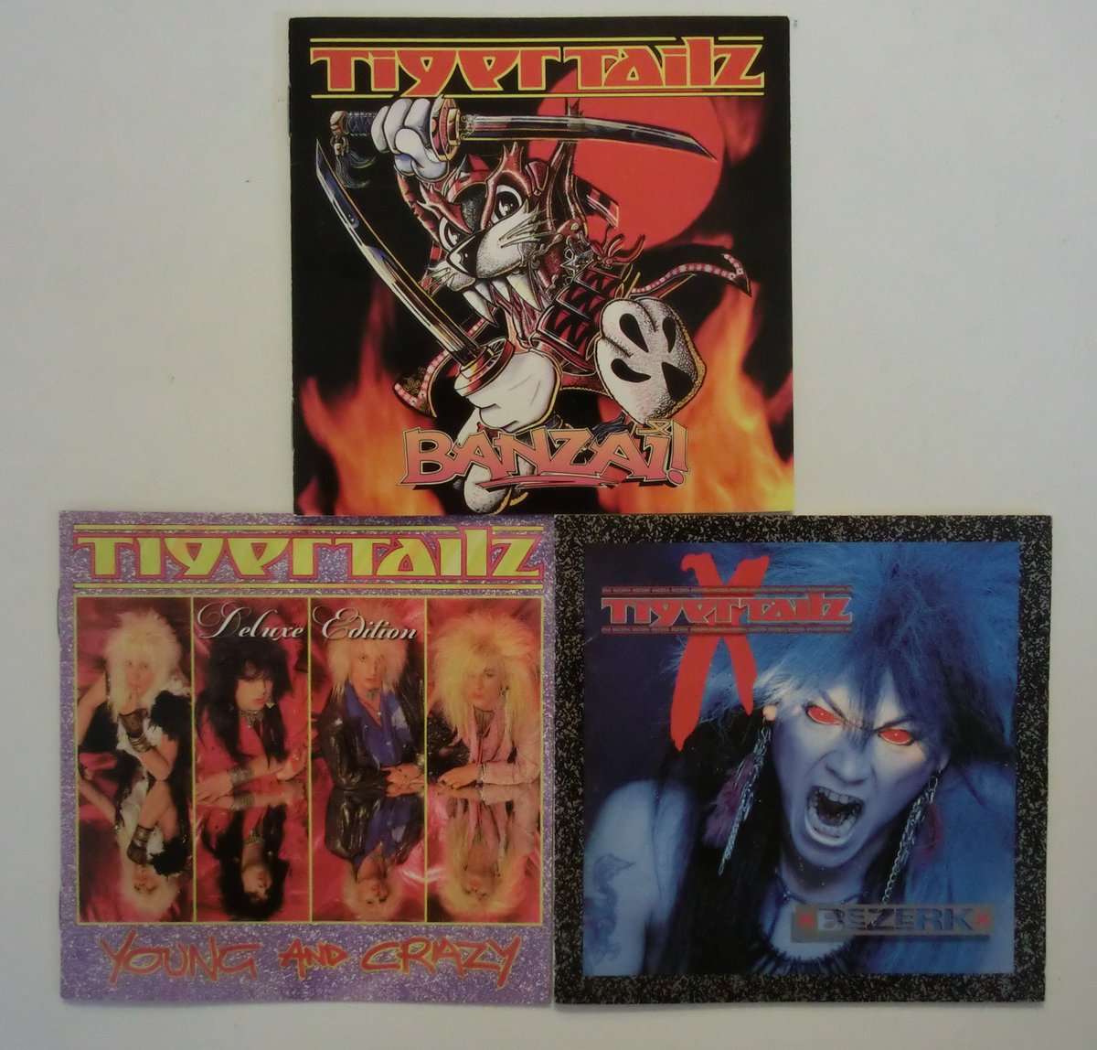 YOUNOITNAME's tweet photo. 『私的にこの1曲!』
"LIVIN' WITHOUT YOU(1988・1991)"
TIGERTAILS
https://t.co/9qBfrk0Q4w
https://t.co/BdhRlbOR7G
#TIGERTAILS #BANZAI #SteeviJaimz #KimHooker
1st「YOUNG AND CRAIZY」収録曲を日本企画盤「BANZAI!」でリレコ。Voも変わって、全く別の曲に仕上がってビックリ👌👌 https://t.co/5woyMwwENh