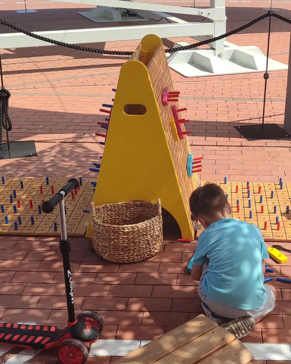 mardactivitats's tweet photo. B3 Aigua! - D4 Tocat! - E1 Enfonsat! 
El joc gegant de fusta "Enfonsar la flota" us està esperant per evitar que us enfonsin els vaixells.

Ens trobareu a la plaça de l’Odissea (Port Vell, Barcelona) de dilluns a diumenge de 10 a 22h.

#LaMardActivitats #portdebarcelona #portvell https://t.co/UzhNpHmAhd