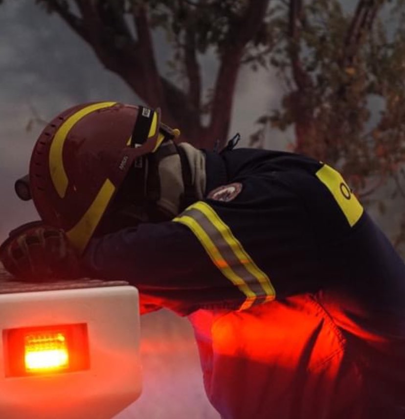 SofianouKsenia's tweet image. Δεν υπάρχουν λόγια για αυτά τα παιδιά της πυροσβεστικής με τους πενιχρούς μισθούς, που κάθε καλοκαίρι υπερβαίνουν τον ίδιο τους τον εαυτό αγνοώντας τον οποιοδήποτε κίνδυνο.
Τους αξίζει μόνο σεβασμός. Είναι ΗΡΩΕΣ.
#φωτια