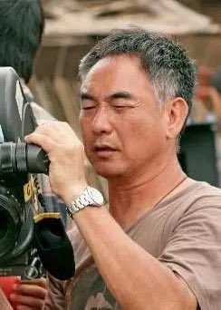 홍콩배우이자 액션감독인 원규가 2년전 이미 세상을 떠났다고 오늘 공식 발표됨. 가족들이 공개를 원하지 않아서 이제서야 공개적으로 성룡의...