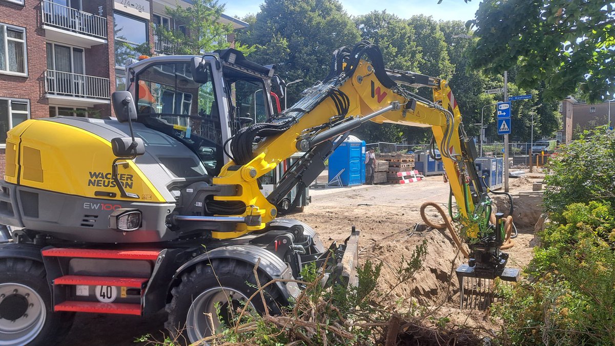 De laatste week van de #bouwvak.
Sommige zijn weer aan het genieten van hun werk, zoals onze #Wacker kraan. Die heeft net zijn 1e week achter de rug💪.
Anderen genieten nog van hun familie, vrije tijd, spelletjes 🎲 en het mooie weer ☀️🏖️🏝️
Waar geniet jij nog van deze week?