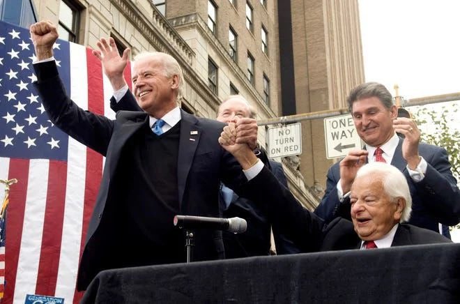 mind_hunter3's tweet photo. Here is Biden with Robert Byrd. Grand Dragon of the KKK. Biden is a known racist and has been his whole career. https://t.co/RwCZ7lixZn