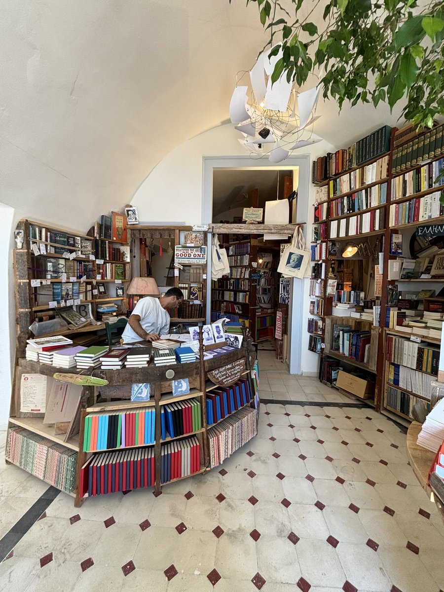 AllisonBTimmins's tweet photo. Inside #AtlantisBooks. https://t.co/wEoEKHKwHk