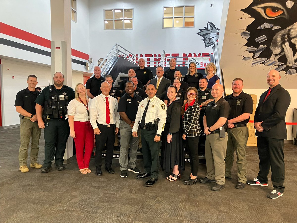 EdMathews's tweet image. Great first day of school for South Fort Myers High! Thank you @SheriffLeeFL for stopping by and mentoring our students. We are #SWFLStrong!