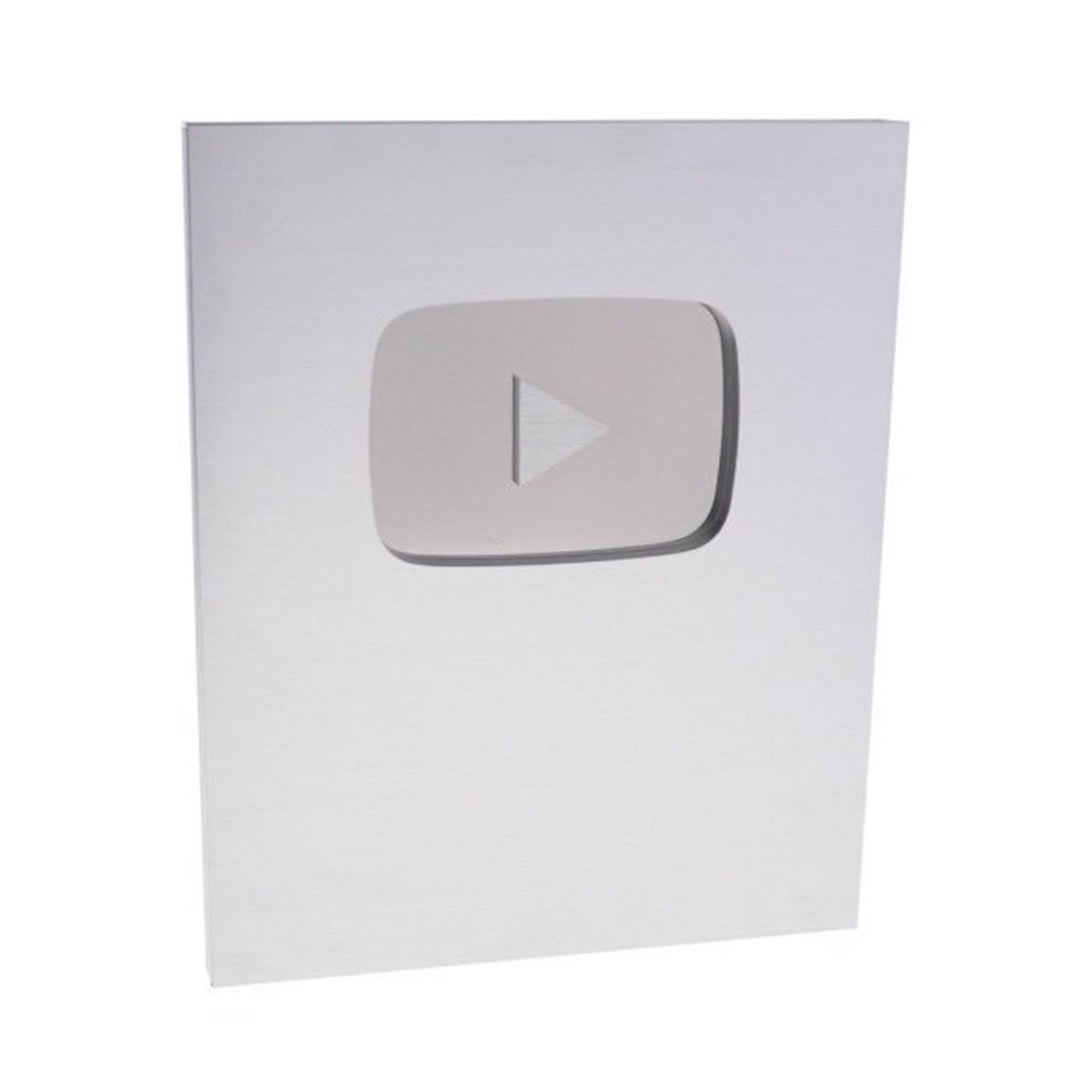 mws's tweet image. YouTube Play Button Rumors

This week people lied and said YouTube is changing the 100K Play Button

YouTube Confirmed to me that’s NOT TRUE

The one on the Left is just an Additional Reward you can BUY

The one on the Right will continue being the FREE 100K Reward