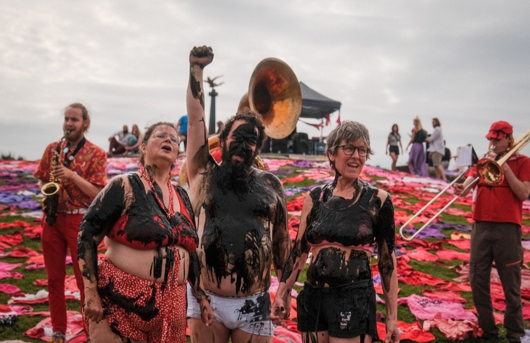 Vestirci da Zara, Primark, H&amp;M ecc. con capi scadenti, inquinanti e confezionati a scapito dei diritti umani di mezzo mondo? Tanto vale coprirci direttamente di petrolio
<a href="/petvdluijtgaard/">petvandeluijtgaarden</a> #Utrecht
#ExtinctionRebellion NL
#stopfastfashion #BuySecondHand