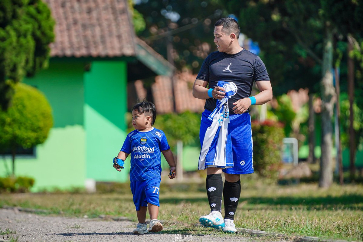 Masuklah ke rumah orang lain dengan keadaan buta
dan Keluar dari rumah orang lain dengan keadaan bisu
