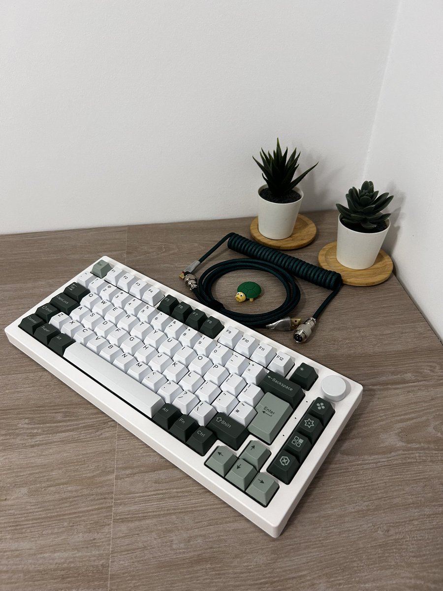 ItsJoshDesign's tweet image. Este teclado nos quedó espectacular, con los detalles verdes se ve muy elegante 💚