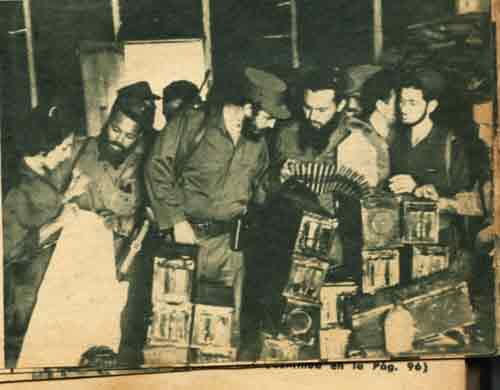DeivyPrezMartn1's tweet photo. En la conspiración batistiano-trujillista abortada en agosto de 1959 se  confería al Escambray un papel protagónico. En la foto Fidel revisa las  armas capturadas. #FidelPorSiempre
#SanctiSpíritusEnMarcha https://t.co/0e1ze22KcY