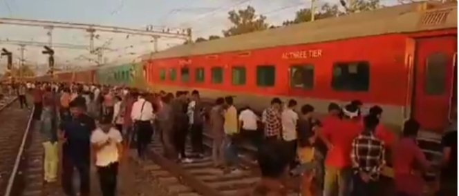 Yashasv55848827's tweet photo. मप्र में रानी कमला पति-सहरसा एक्सप्रेस पटरी से उतरी.. खैर बेफिक्र रहिए.. ये छोटी-छोटी बातें है।
सरकार को इसकी जवाब दे ही तय करनी चाहिए 
#TrainAccident
#सहरसाएक्सप्रेस 
#RaGa
#Modii https://t.co/anDNEh8WB8