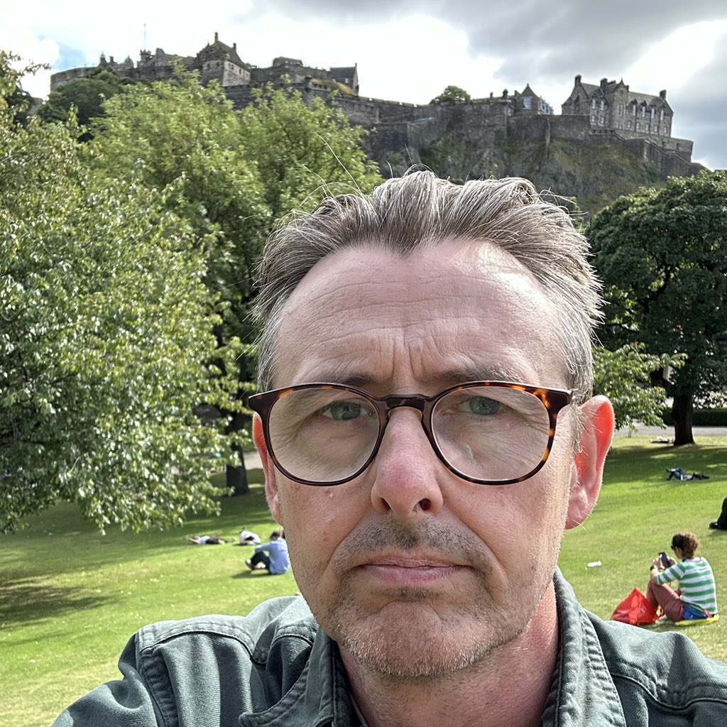 Soaking up the sun in Edinburgh for a few days, catching up with my dad, friends &amp; some heart-attack cuisine!

That'll be The Castle in the background 🙂
*
*
*
*
*
*
#photo #photography #portrait #selfie #urban #landscape #architecture #castle #edinburgh #Scotland