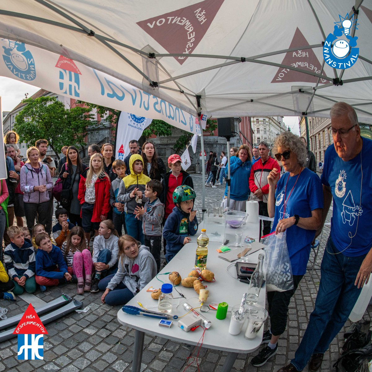 Utrinek z letošnjega Znanstivala: Kuhinjska znanost.

Diane in Chris sta pokazala zanimive poskuse, ki jih lahko naredimo doma s povsem običajnimi gospodinjskimi predmeti.

Poznate še kakšen poskus poleg krompirjeve baterije?

Foto: Branko Čeak