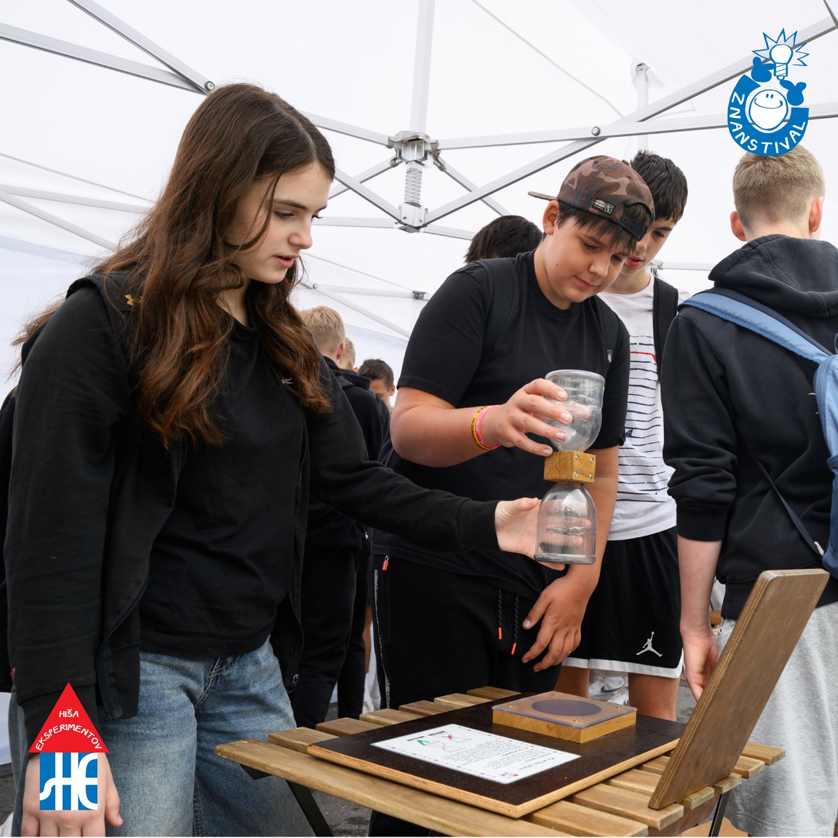 Utrinek z letošnjega Znanstivala: Ko se čas ustavi.

Obiskovalca si ogledujeta posebno peščeno uro, ki preneha delovati, ko jo postavimo na njeno podlago.

Kako bi naredili peščeno uro, ki dela samo ko je na podlagi?

Foto: Domen Pal