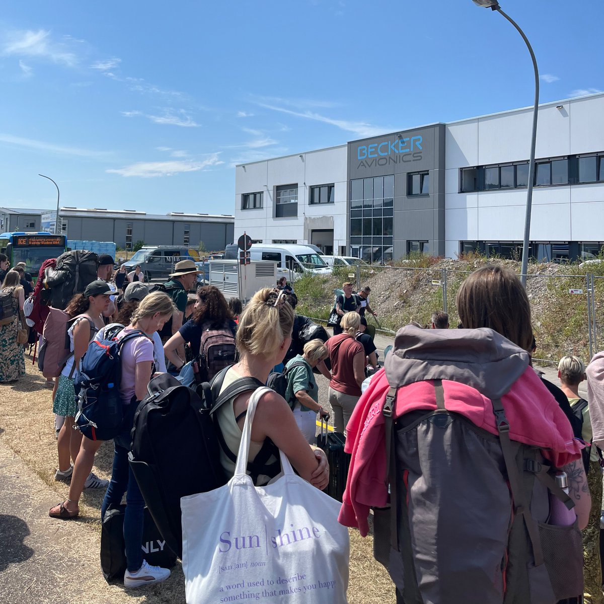 Hallo <a href="/DB_Bahn/">Deutsche Bahn Personenverkehr</a> der Ersatzverkehr von #badenbaden nach #karlsruhe ist leider 1 Katastrophe. Wartet gleich der #ice2468 zur Fahrt nach Berlin? Ich glaube, hier wollen sehr viele mit