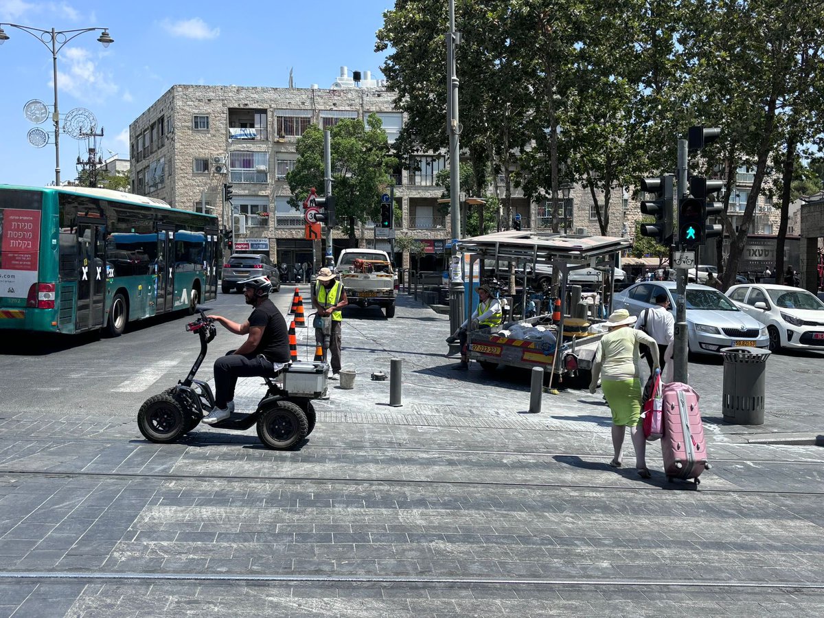 ArielBaziz's tweet image. #מבצע_ארוחת_צהריים :
״חניון הדוידקה״ - הסוף!

לא עוד רכבי משטרה שעוצרים לארוחת צהריים, לא עוד רכבים פרטיים שפשוט חונים באמצע כיכר הדוידקה ופוגעים בהולכי הרגל ובהליכתיות במרכז העיר. 

לאחר התערבות שלי בנושא, ובעזרת מנהל הרובע ועובדי העירייה המסורים - הציבו היום עמודונים שימנעו…