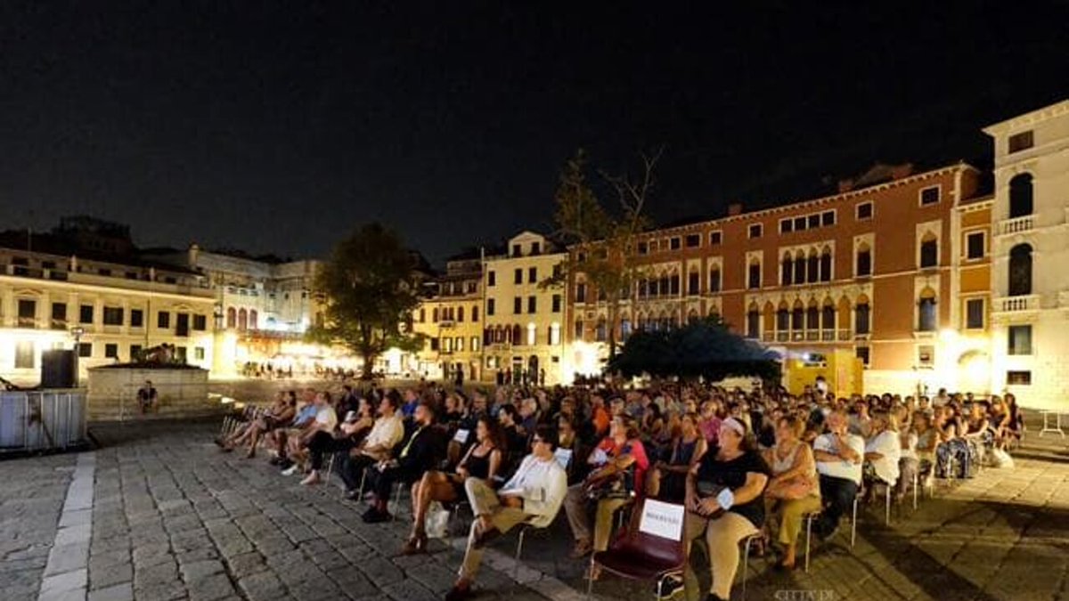cultve's tweet photo. #Cinemoving a Campo San Polo
VENICE FILM WEEK
MARTEDÌ 20 AGOSTO h21 Tarkovski Agency presenta 4 serate veneziane dedicate a film indipendenti in Casa del Cinema e in Campo San Polo
https://t.co/pOe5D7LUbX
@comunevenezia @CMVenezia @veneziaunica https://t.co/oNRxELre6D