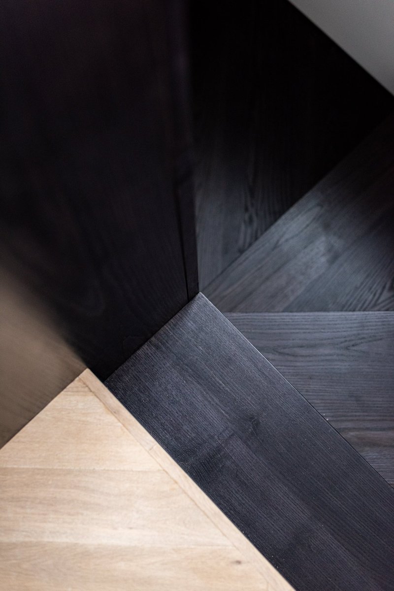 This minimalist staircase, with its dark wood and striking contrast against white walls, combines style with functionality

#bydobuild #dobuild #fineconstruction #CIOB #BIID #TheList