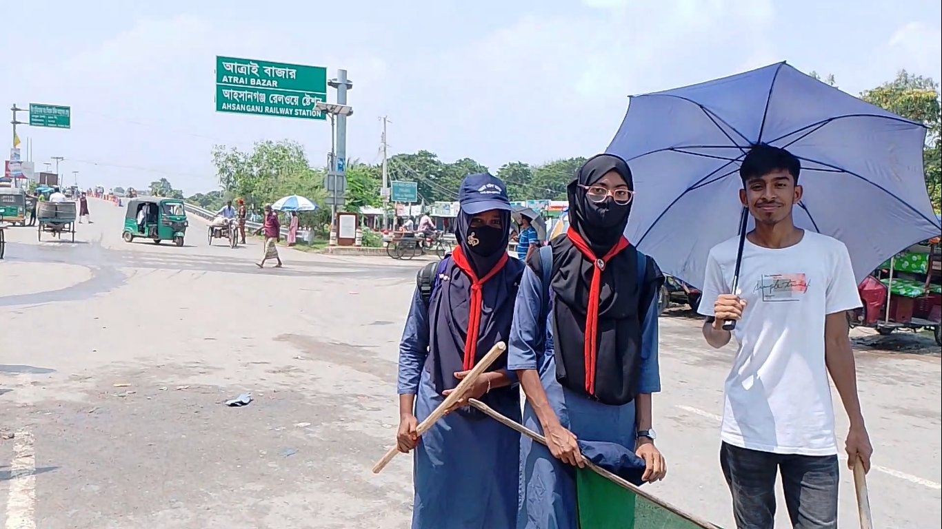 আত্রাইয়ে ট্রাফিকের দায়িত্ব পালন করছে শিক্ষার্থীরা