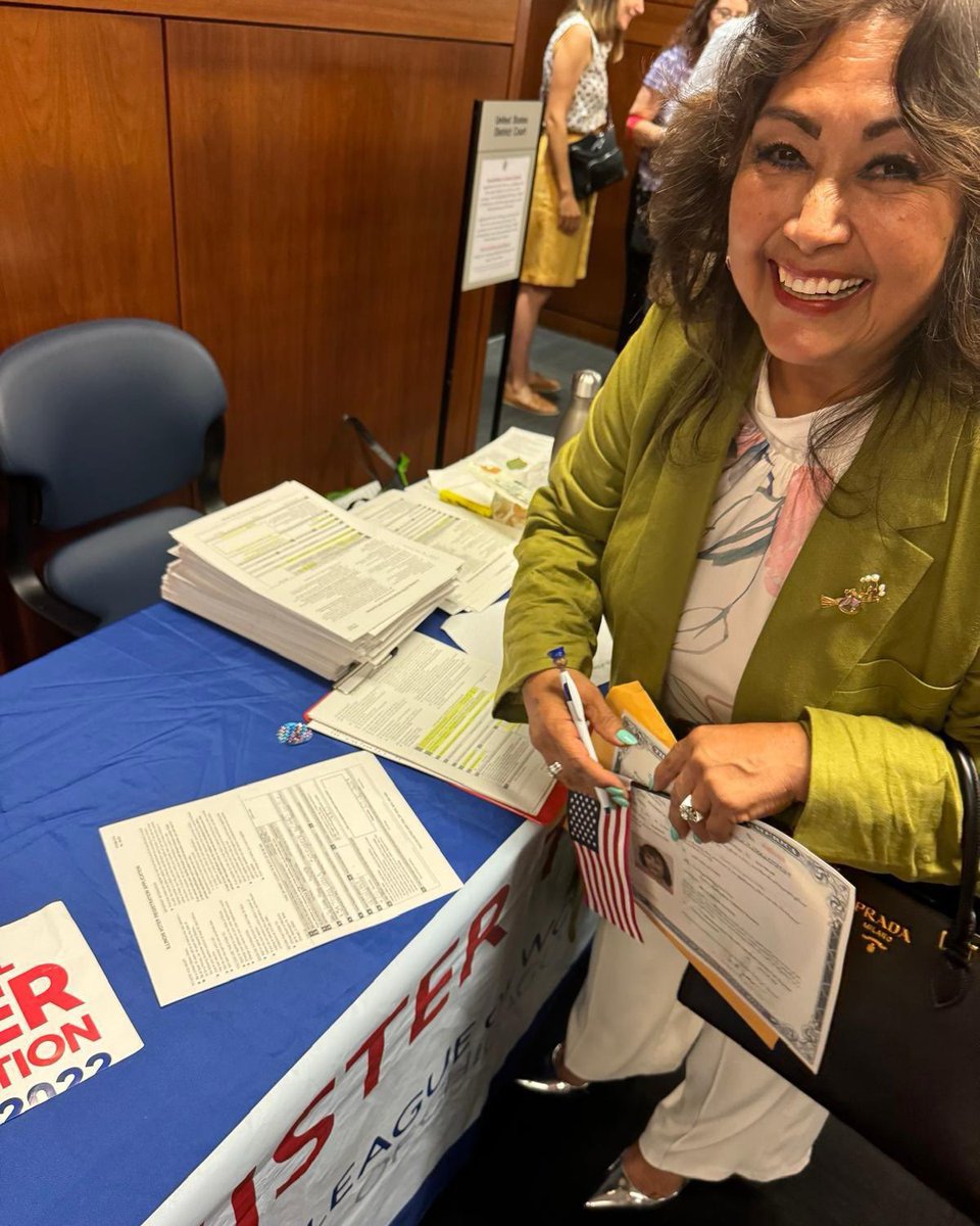 NEW VOTER ALERT🚨: Congratulations to our student, Nancy, who naturalized and is ready to vote! 🗳️ If you’re thinking about becoming a citizen, this is your sign to get started! Call SSIP at (630) 296-6755 for more information. 🇪🇨⭐️🇺🇸  #newamericansinitiative #citizenshipwithssip