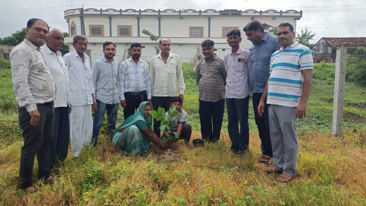 apatel_17's tweet photo. બાંભણીયા ગામ ના ગ્રામજનો,સરપંચ શ્રી,સભ્યો શ્રી,શાળાના આચાર્ય,શિક્ષકો,આંગણવાડી વર્કરો ની હાજરી માં "એક પેડ માં કે નામ" અંતર્ગત વૃક્ષારોપણ કરવામાં આવ્યું.. https://t.co/F79ZeRIpc0