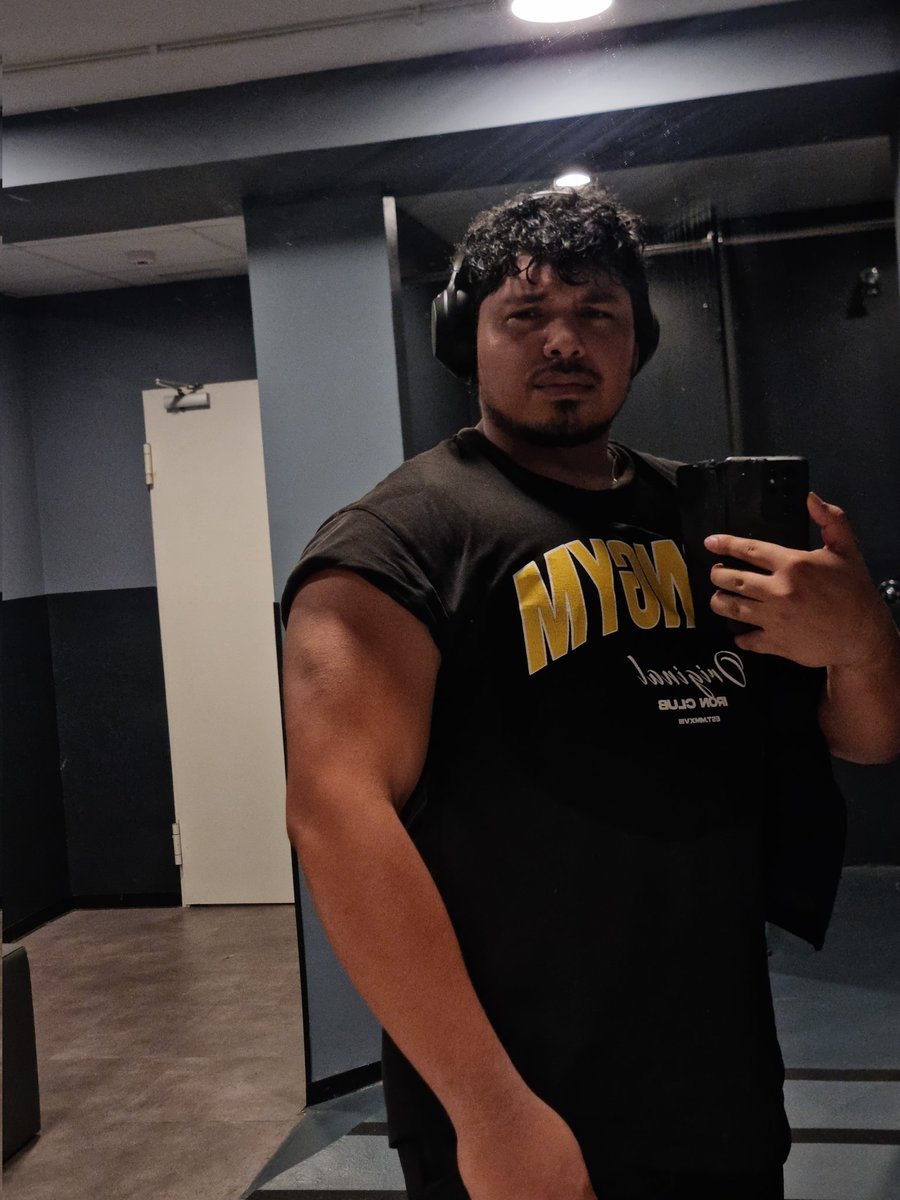 Alexroldi's tweet photo. Ya que planeo que este sea mi último año, lo mismo me meto a algún deporte que me he quedado con las ganas. Había pensado en rugby pero no sé si tengo las mejores stats para ello. 
Peso 116kg y mido 1,85, tengo buen fondo y me defiendo bien en deportes nuevos. https://t.co/LVVo8HBPm1