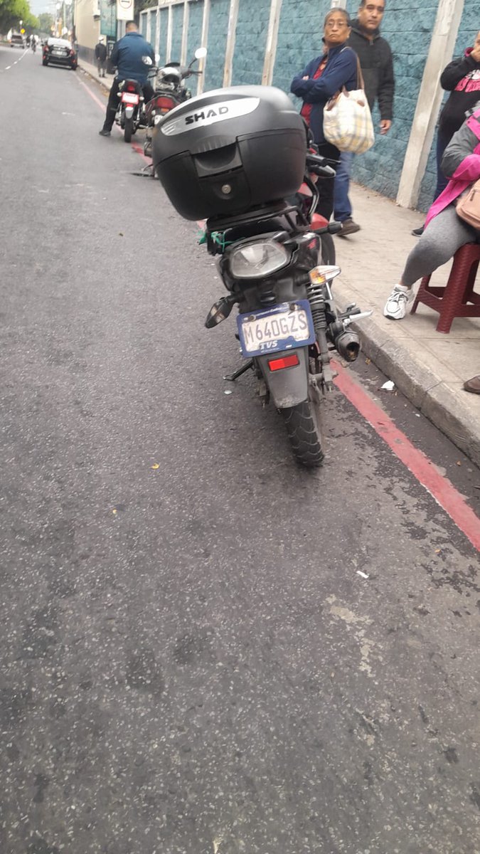 SantosDalia's tweet photo. #Multados frente al consultorio del #Igss de #VillaNueva varias motocicletas obstaculizando la vía estacionadas sobre línea roja. https://t.co/I2eKadg3DB