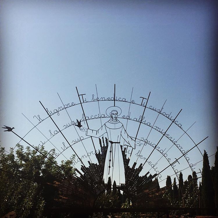 Il fascino discreto dell'eremo: nel cuore della Laguna di #Venezia, in vista di #Burano e #Torcello, ci si può far accogliere per un soggiorno di riflessione e preghiera dai religiosi di San Francesco nel Deserto, isola la cui storia ha inizio nel 1220. sanfrancescodeldeserto.it