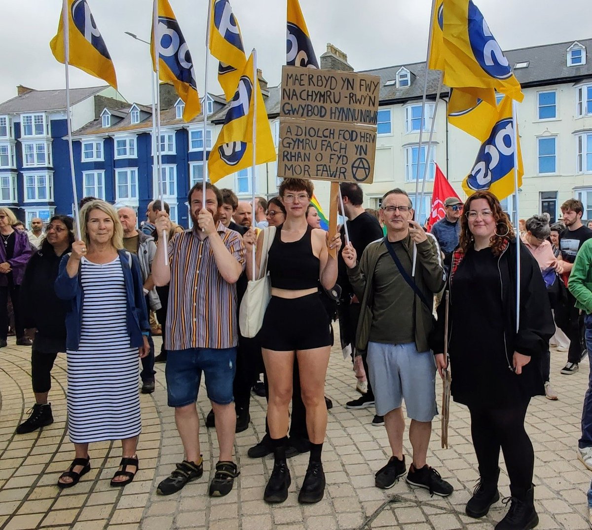 Aelodau PCS yn sefyll yn erbyn casineb ar y Prom yn #aberystwyth gynne
PCS members standing against hatred on Aberystwyth prom earlier