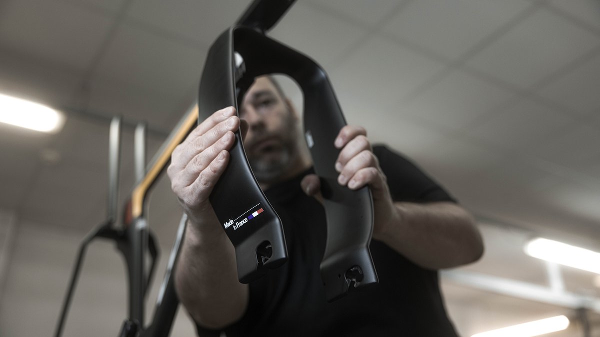 lookcycle's tweet image. The meticulous assembly of a track bike is similar to that of a Formula 1 car. Each component is key for peak performance.

#lookcycle #trackcycling #trackbike