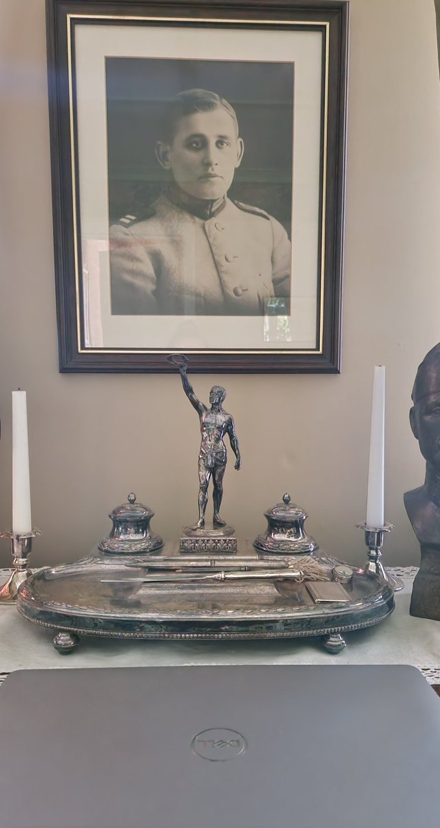 Etätyöpäivä maatilalla. Tässä päivän tehnyt töitä isovaarini kuvan alla. Juoksijan, joka maatilan poikana lähti Pariisin olympialaisiin sata vuotta sitten.