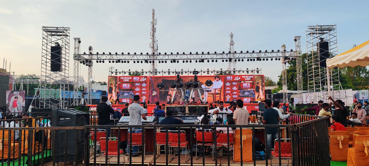 Pradeep3457R's tweet photo. Waiting anna.... @RaviTeja_offl @harish2you 
#MrBachchanMonthbegins #MrBachchanOnAug15th 
#MrBachchan #Raviteja #HarishShankar #BhagyashriBorse https://t.co/SoqzarkKu5