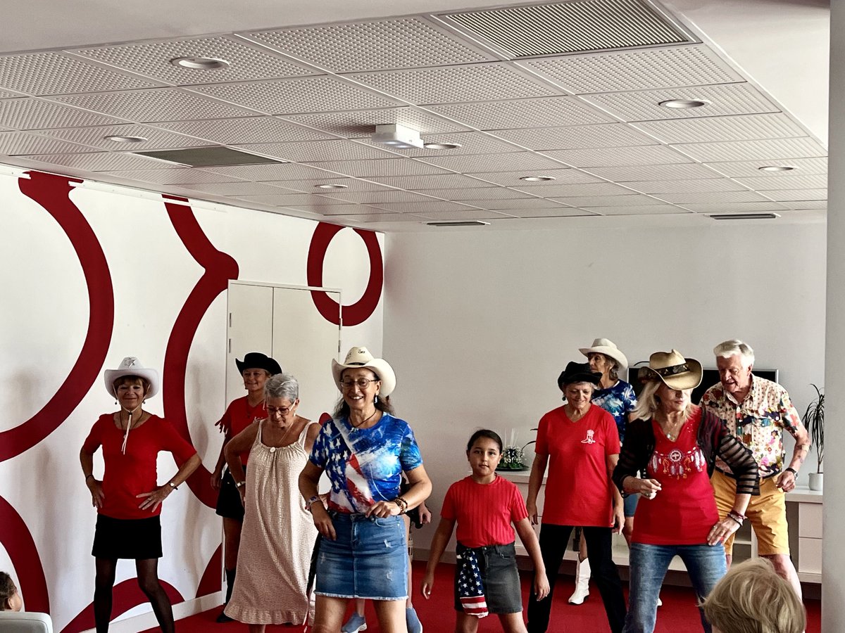 Bonjour à nouveau 👋                       ⏰ OUPSSS!  Le post arrive avec un peu de retard mais voici les photos du spectacle de country avec une super démonstration  🇺🇸!      Nos résidents ont pu en profiter , c’était l’occasion de s’exercer et d’apprendre ⁦<a href="/senioriales/">Senioriales</a>⁩