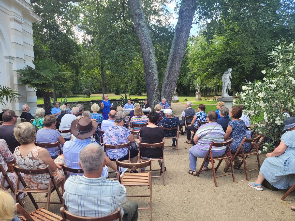 Sinn und Form (@sinnform) on Twitter photo SINN UND FORM zu Gast in Wiepersdorf - im Gespräch mit Helene Herold und Erhard Weinholz ging es bei herrlichem Wetter um den Briefwechsel von Bertolt Brecht und Käthe Reichel (die einige Briefe von hier schrieb) und das Essen und Kochen in der Mark.
<a href="/ksw_residency/">Kulturstiftung Schloss Wiepersdorf</a> SINN UND FORM zu Gast in Wiepersdorf - im Gespräch mit Helene Herold und Erhard Weinholz ging es bei herrlichem Wetter um den Briefwechsel von Bertolt Brecht und Käthe Reichel (die einige Briefe von hier schrieb) und das Essen und Kochen in der Mark.
<a href="/ksw_residency/">Kulturstiftung Schloss Wiepersdorf</a>