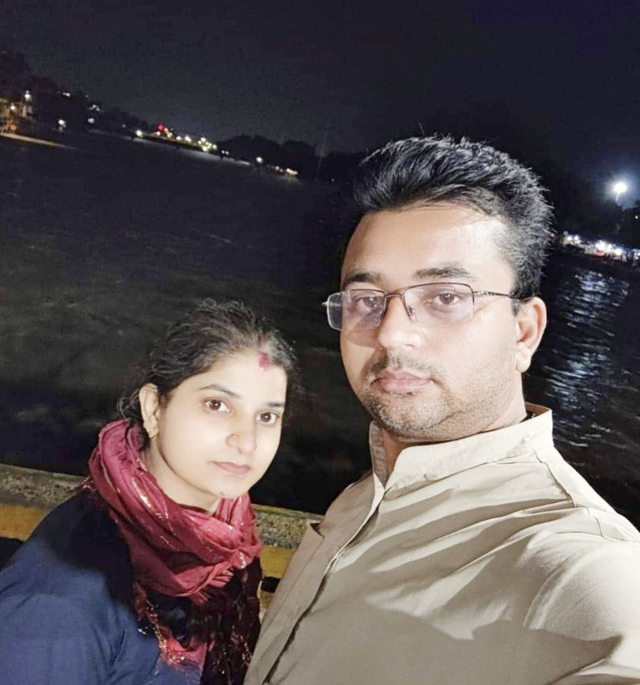 Flash_Bites's tweet photo. UP में सहारनपुर के साईं ज्वेलर्स के स्वामी सौरभ बब्बर ने कर्ज के चलते पत्नि मोना सहित हरिद्वार की गंगा में कूदकर सुसाइड कर लिया। सुसाइड से पहले ऑन the स्पॉट सेल्फी भी ली। उसे दोस्तों को व्हाट्सअप पर सेंड किया। इसके बाद दोनों कूद गए। नोट में लिखा कि कर्ज बहुत ज्यादा हो चुका था। https://t.co/EoPpqgDJ9a