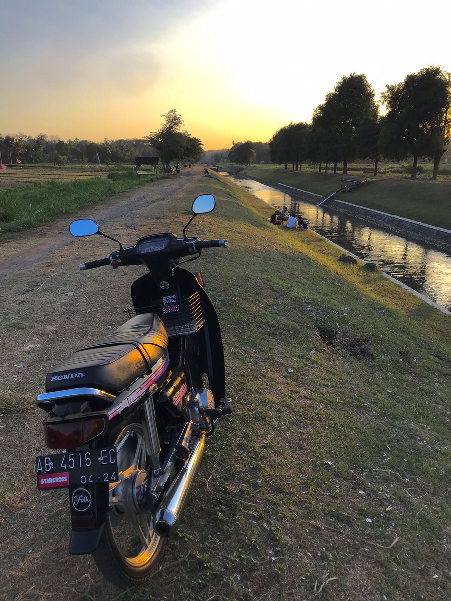 Nyorenya pemuda warga kabupaten pinggiran.